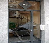 Puerta de  diseo modernista conjuntada con varios tamaos romboidales.