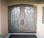 Puerta de hierro forjado bien trabajado y con  formas artsticas de gran belleza y trabajo esmerado.