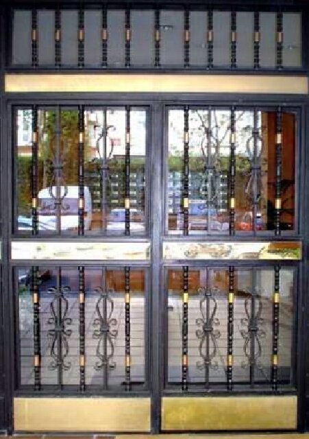 Puerta con barrotes de tubular ornamental acompaados de barrote en forja conjuntando la puerta de una manera armonica.